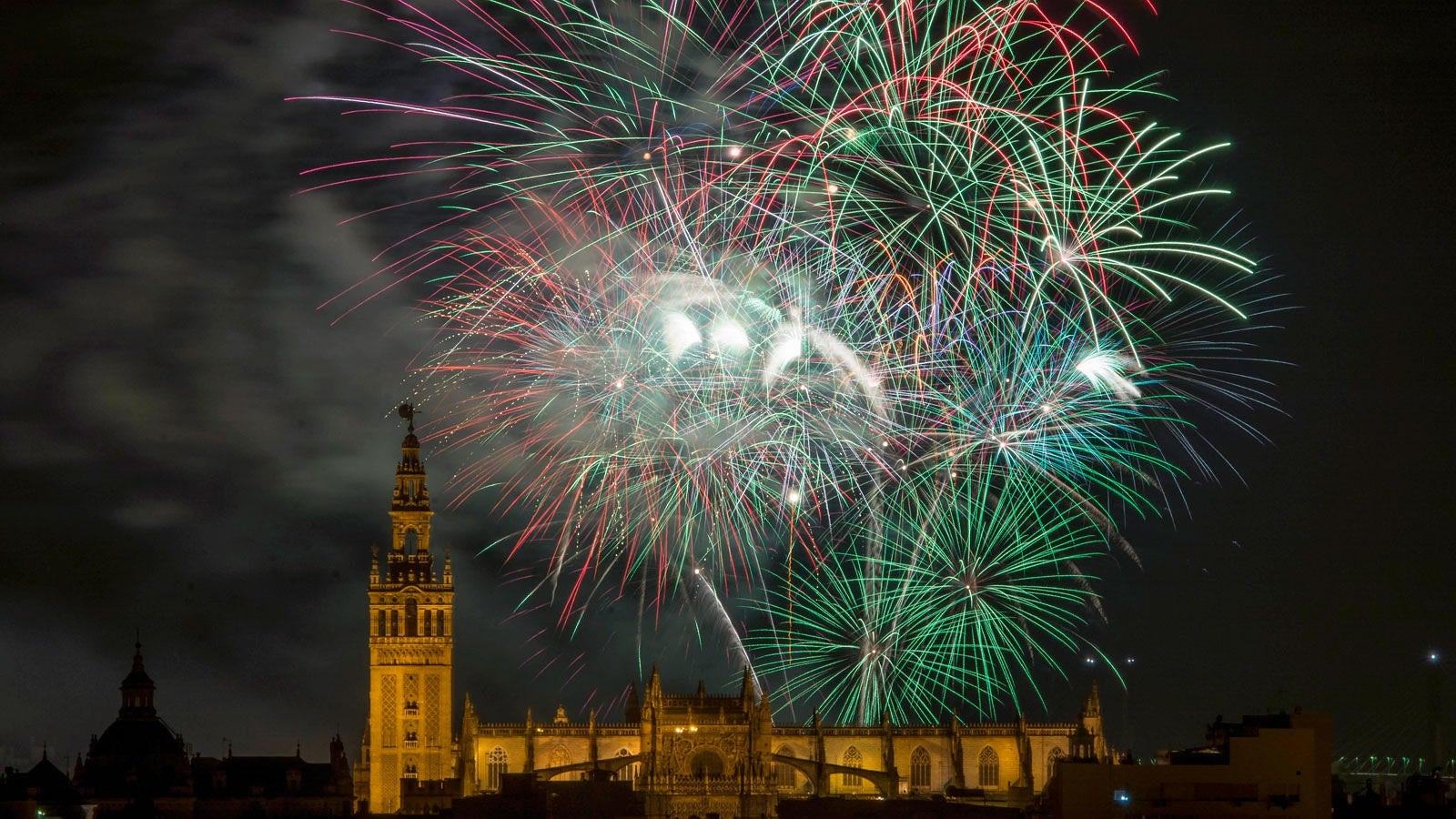 Los fuegos artificiales, desde el cielo y la tierra