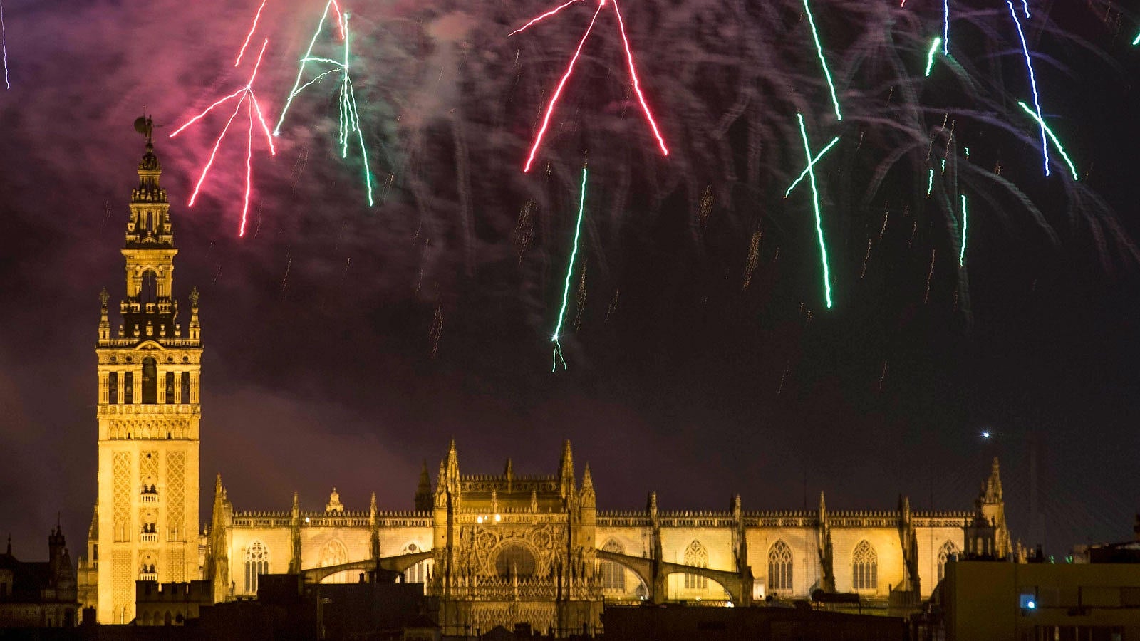 Los fuegos artificiales, desde el cielo y la tierra