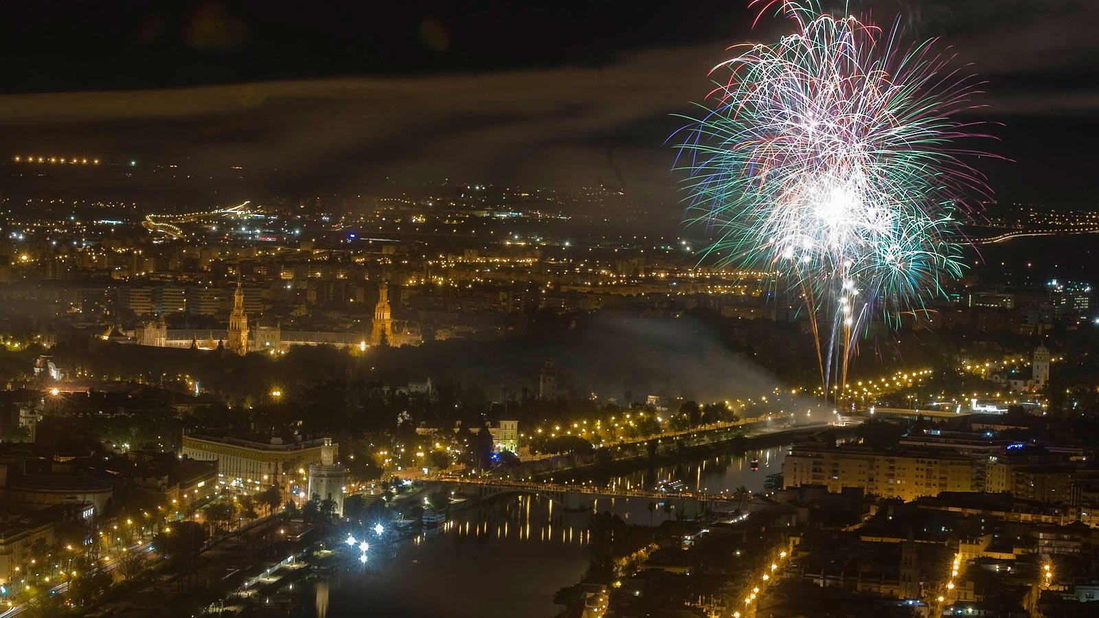 Los fuegos artificiales, desde el cielo y la tierra