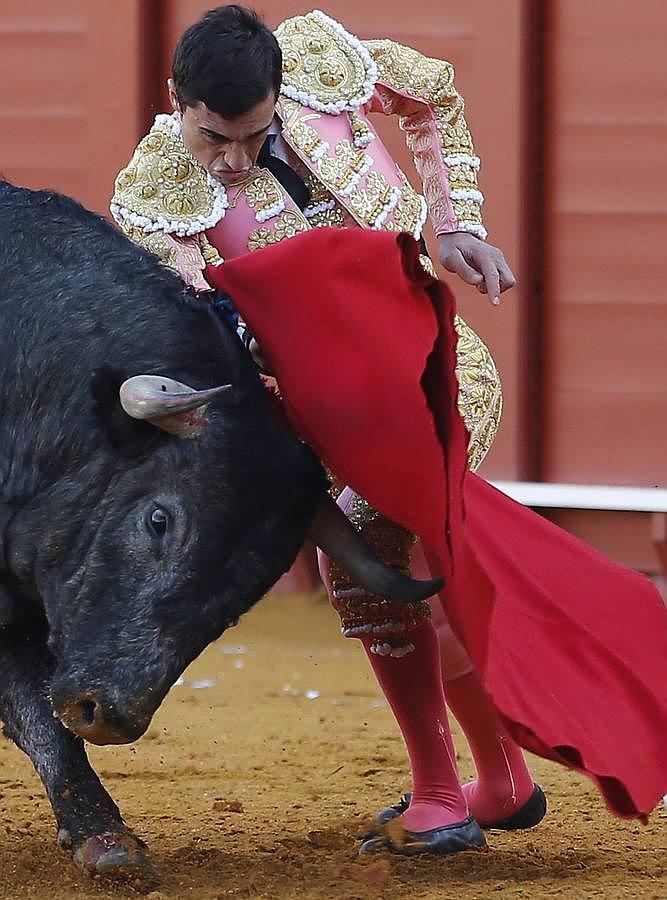 Las imágenes más llamativas de las corridas de la Feria de Abril (II)