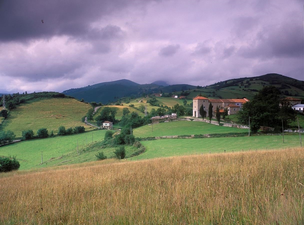 Las imágenes más bellas del Camino de Santiago en Asturias. De Peñaflor el Camino de Santiago continúa por San Pelayo para entrar en la villa de Grado (en la foto), saliendo por el barrio de la Cruz donde aún conserva su peculiar crucero, raro en Asturias, pero muy frecuente en tierras más occidentales.