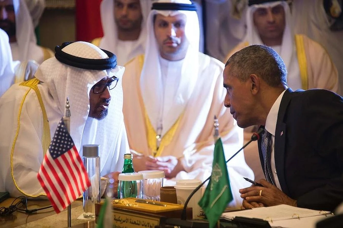 Obama y el príncipe de Abu Dhabi, en otro momento de su conversación 