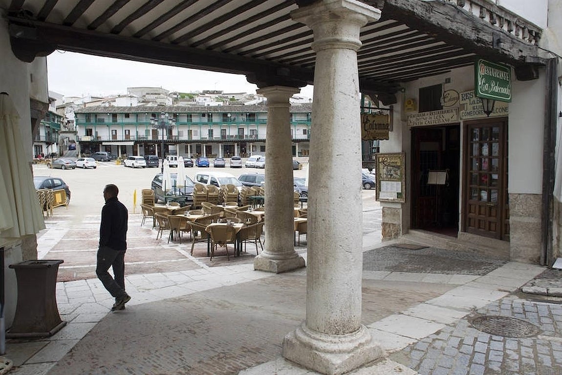 12. Acceso, a través de los soportales, a la Plaza Mayor de Chinchón