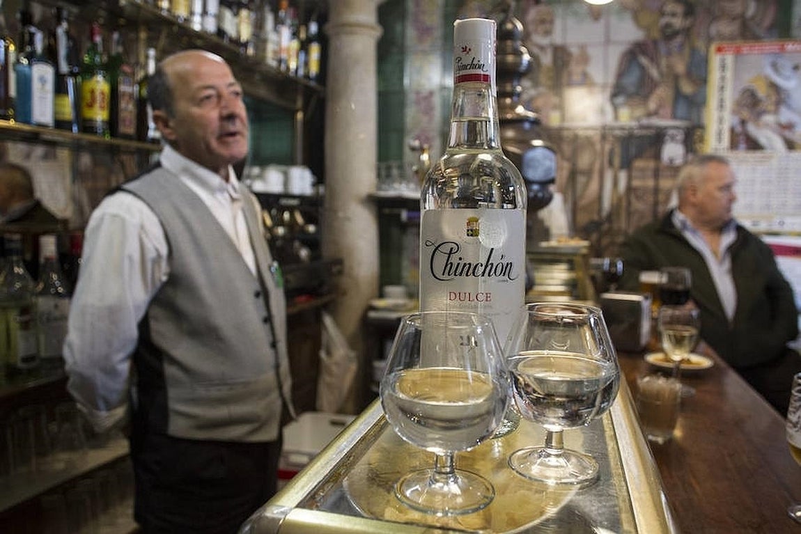 14. Copas de anís «Chinchón» en uno de los mesones típicos del muncipio