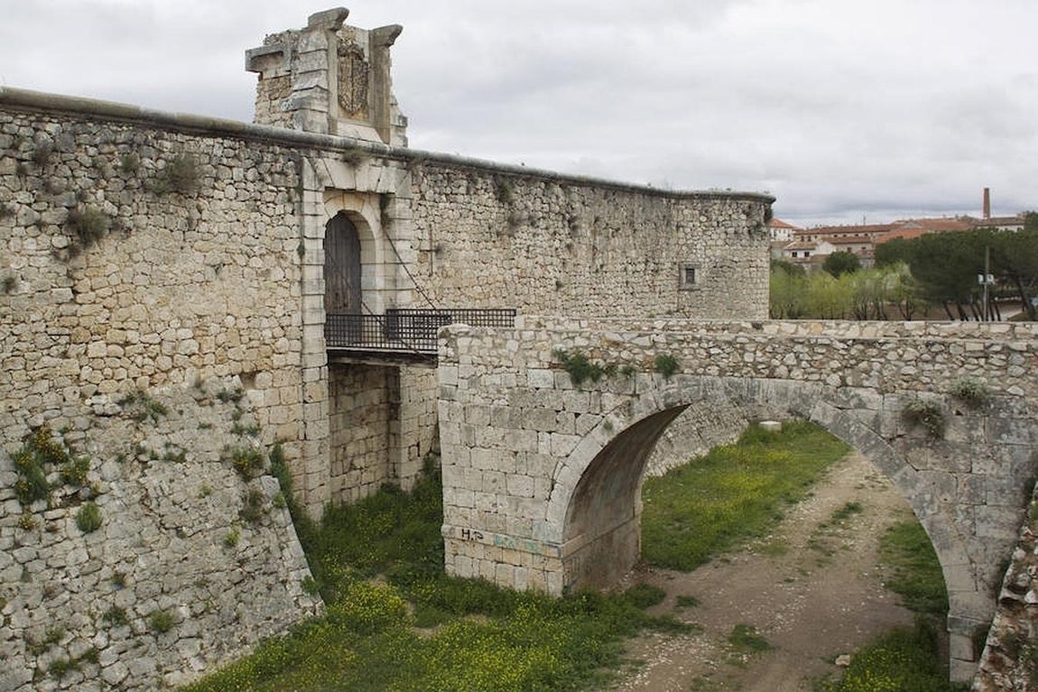 5. Puente levadizo del castillo de Chinchón con su foso