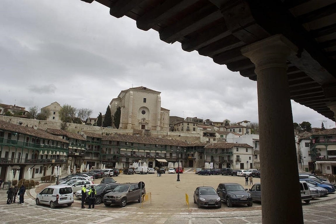 8. Plaza Mayor de Chinchón con sus típicos soportales y balcones. En el centro, la arena que sirve de coso taurino