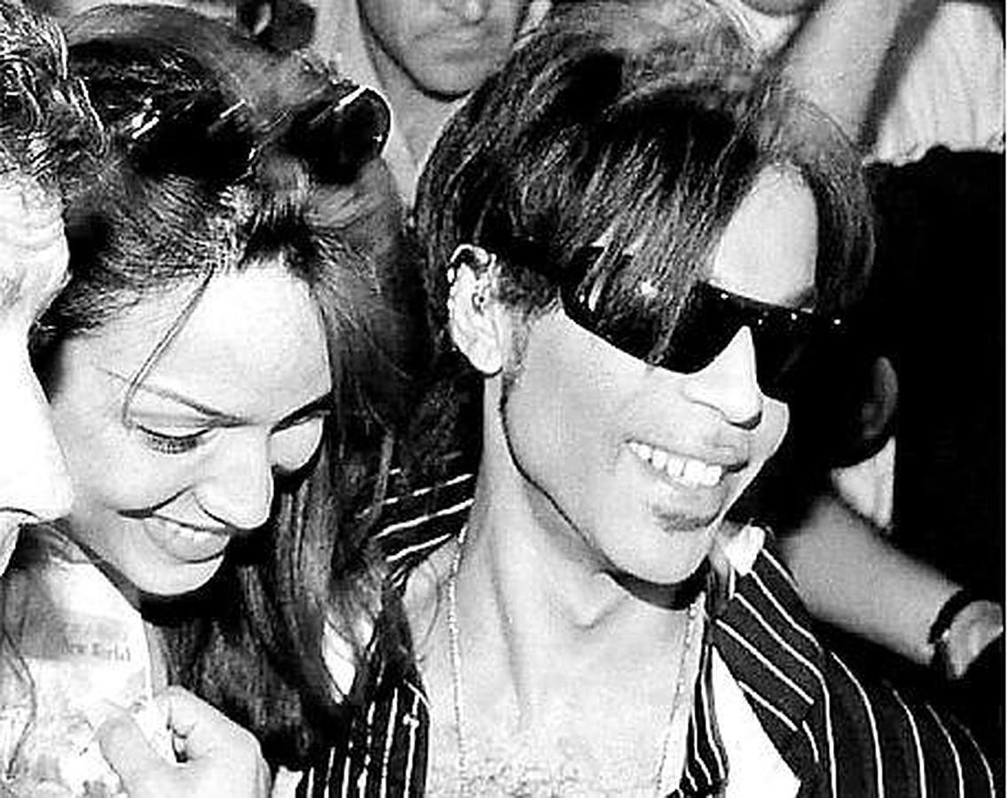 <a href="https://www.abc.es/cultura/musica/abci-susto-prince-hospitalizado-tres-horas-tras-aterrizaje-emergencia-avion-201604161408_noticia.html" target="_blank">Foto del archivo de ABC de un joven Prince en Marbella</a>. 