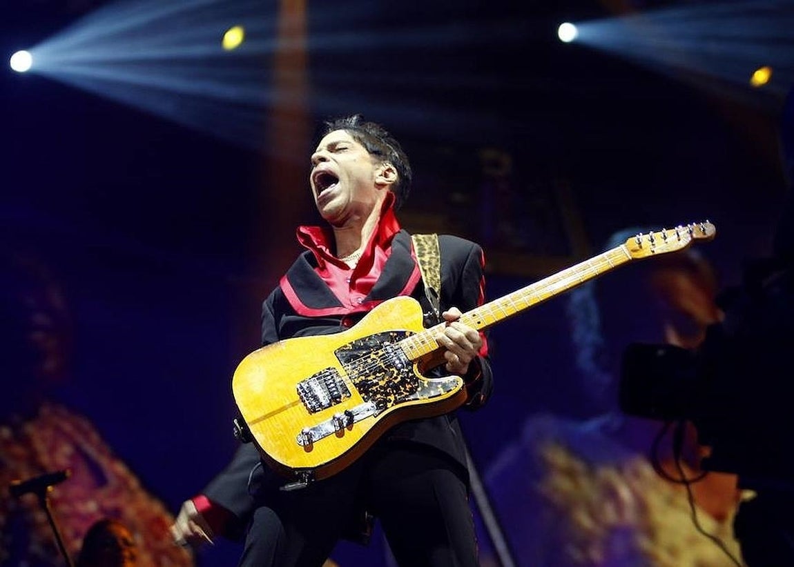 Prince, en un concierto de 2010 en Abu Dhabi. 