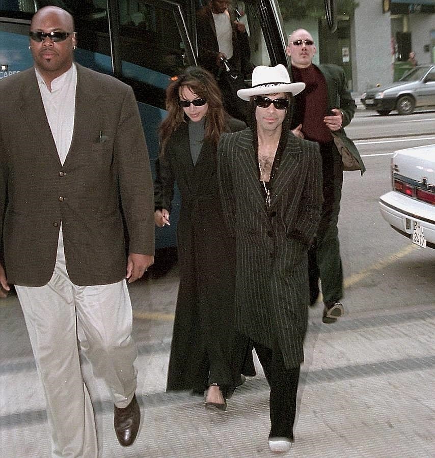 Prince posa con Mayte García, su esposa durante dos años. 