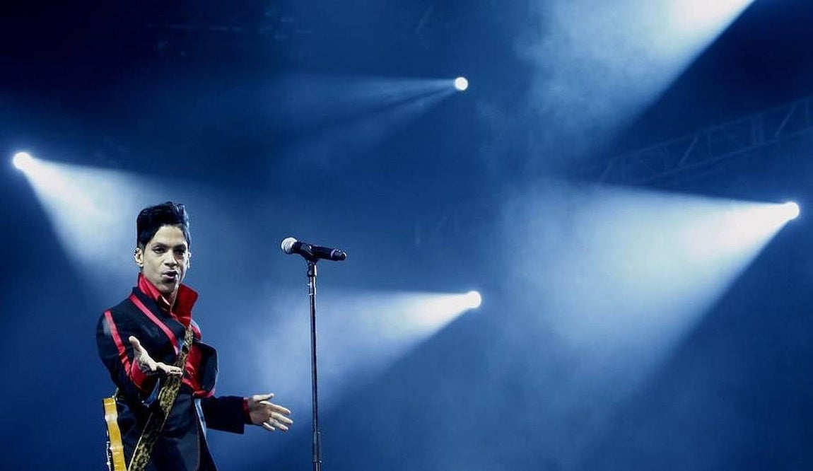 Prince, en un concierto de 2010 en Abu Dhabi. 