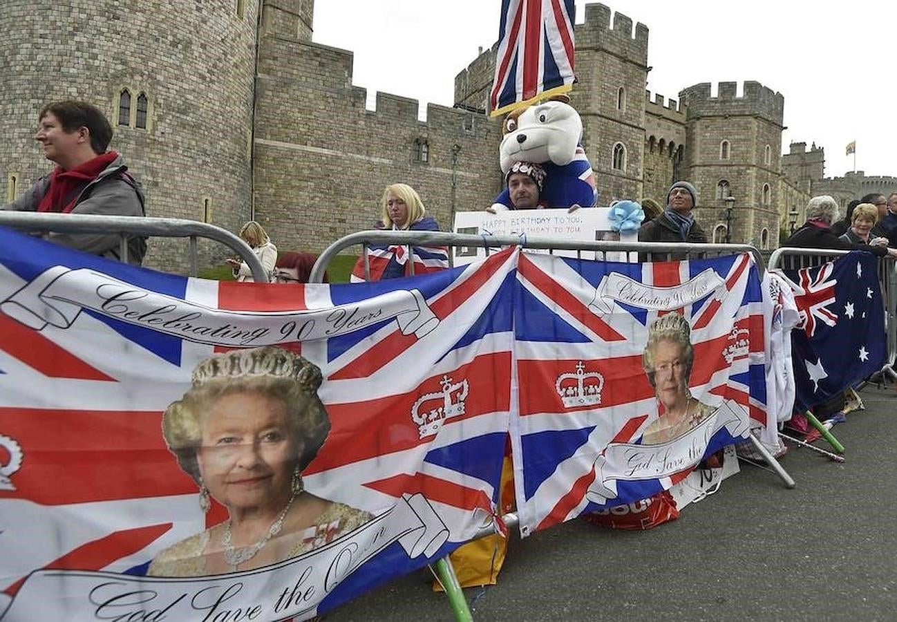 Banderas de la Reina, que hoy cumple 90 años. 