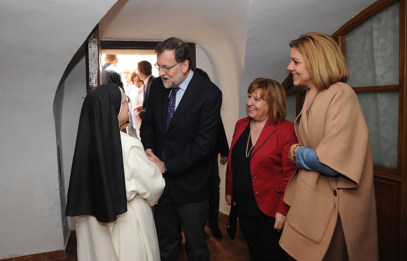 Rajoy saluda a la madre superiora del Convento de las Trinitarias. 