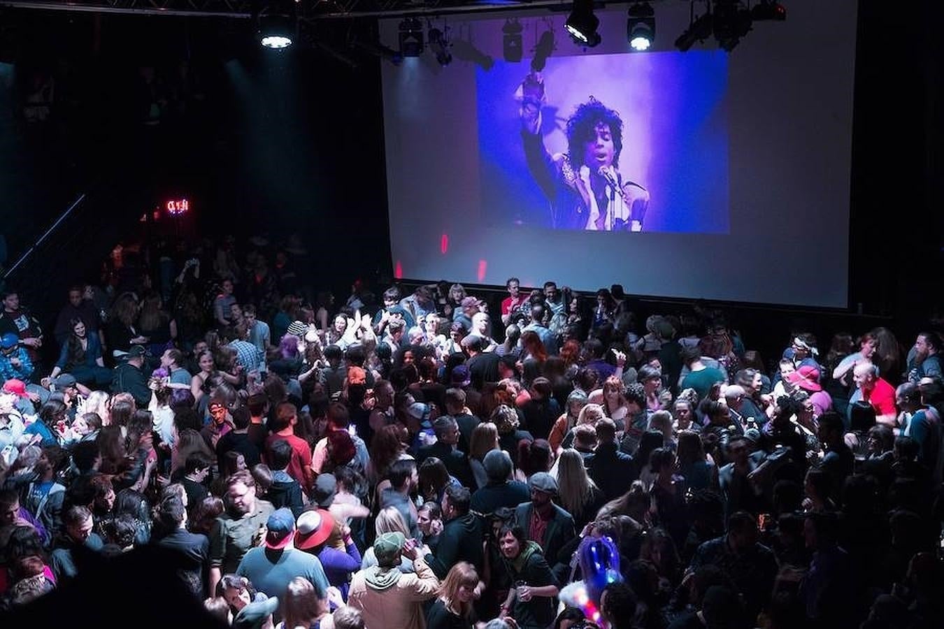 La gente bailó al son de la música de Prince en el club First Avenue