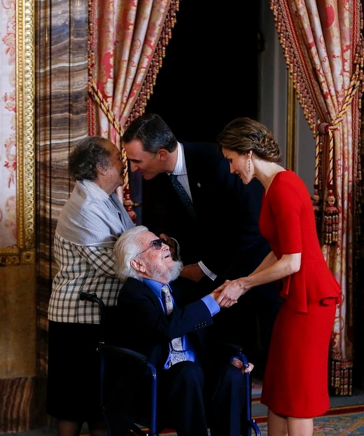 Los Reyes saludan a Fernando del Paso y a su mujer, María del Socorro Gordillo. 