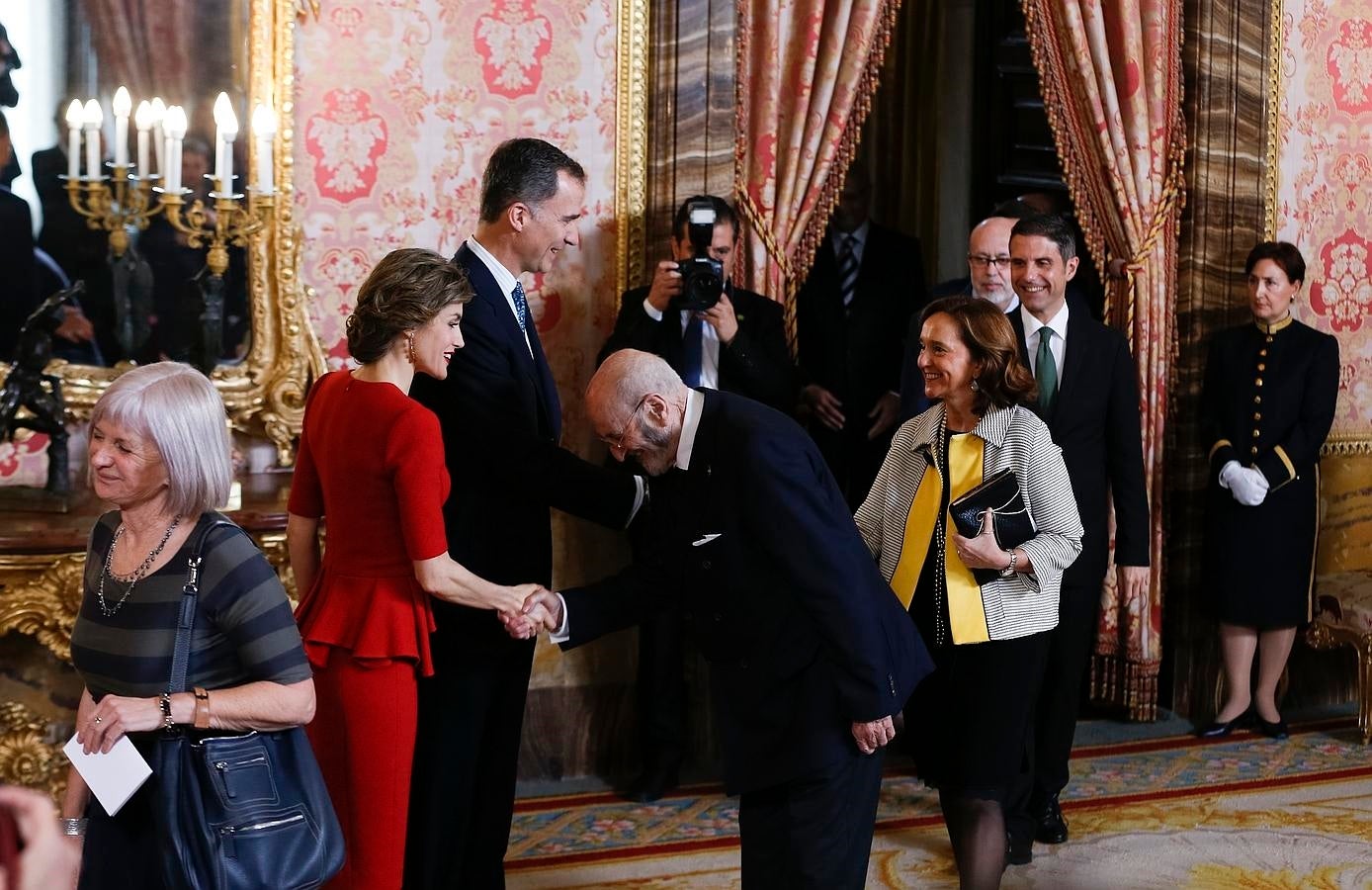 Los escritores Alicia Giménez Bartlett y Álvaro Pombo, junto con Ana Santos, directora de la Biblioteca Nacional, saludan a los Reyes. 