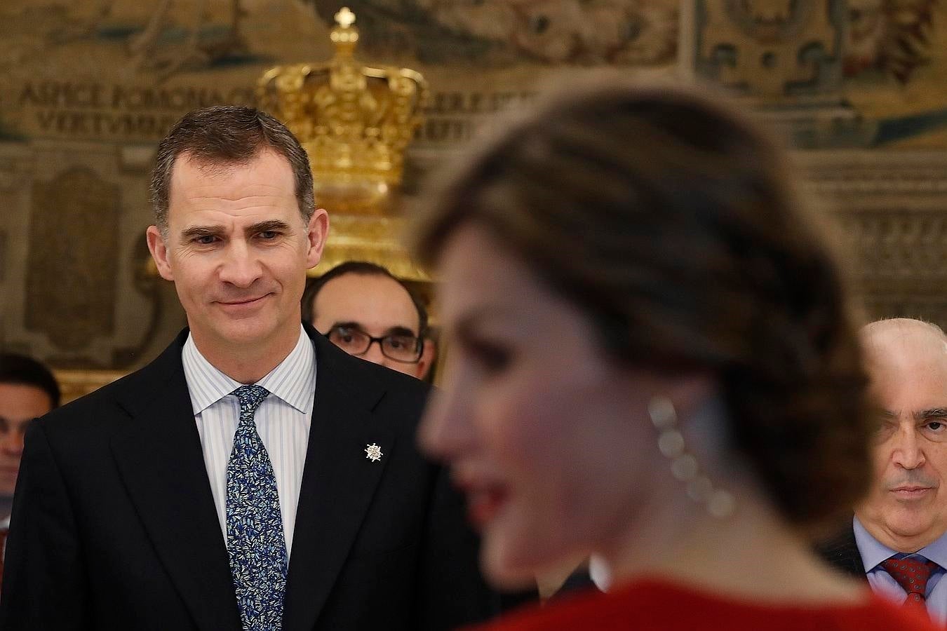 Don Felipe observa a Doña Letizia en un momento del almuerzo. 