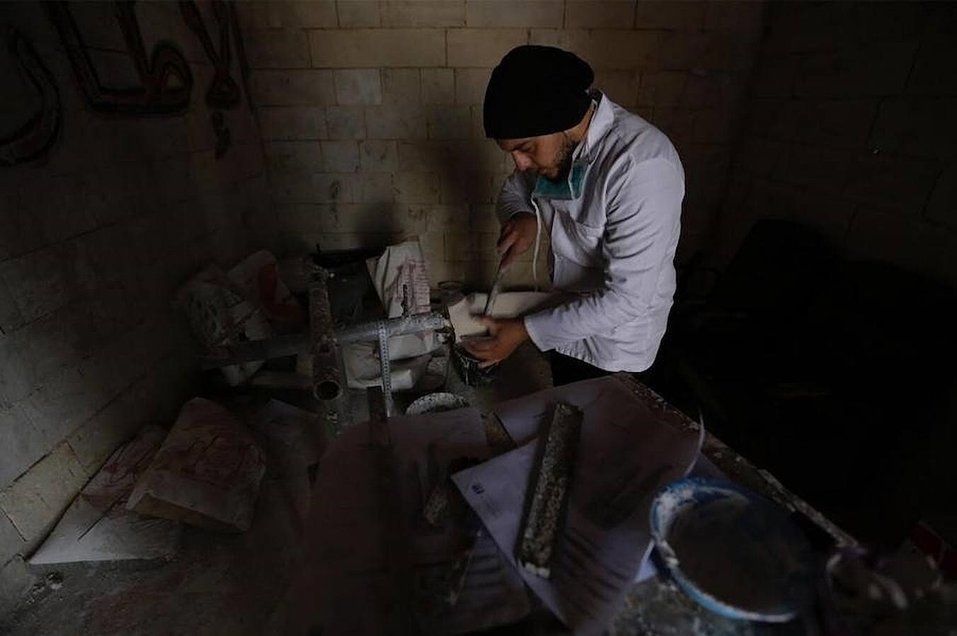 Khamis, de 24 años, termina una pierna artificial en su furgoneta-clínica