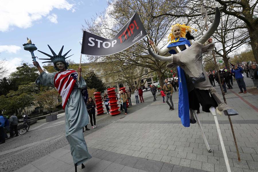 4. Los manifestantes cargaron contra el proyecto para aprobar una Asociación Transatlántica para el Comercio y las Inversiones (TTIP) alegando que reducirá los estándares de calidad de los productos, dañará el medioambiente, lesionará los derechos laborales y limitará la soberanía de los estados implicados.