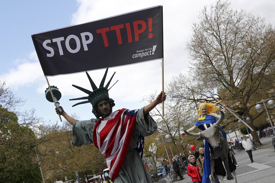 5. Los manifestantes cargaron contra el proyecto para aprobar una Asociación Transatlántica para el Comercio y las Inversiones (TTIP) alegando que reducirá los estándares de calidad de los productos, dañará el medioambiente, lesionará los derechos laborales y limitará la soberanía de los estados implicados.