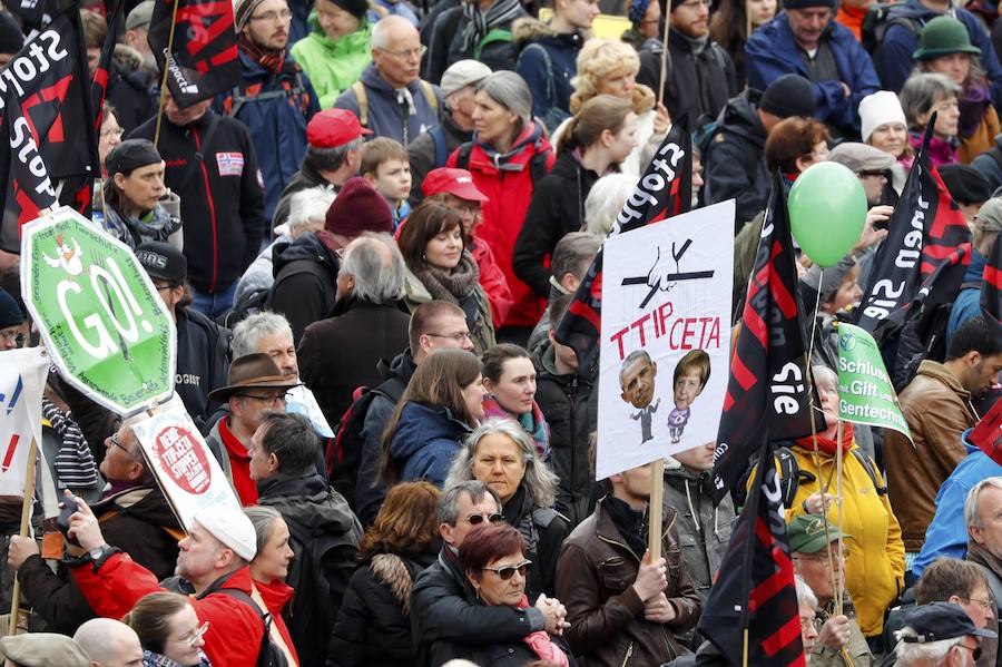 6. Los manifestantes cargaron contra el proyecto para aprobar una Asociación Transatlántica para el Comercio y las Inversiones (TTIP) alegando que reducirá los estándares de calidad de los productos, dañará el medioambiente, lesionará los derechos laborales y limitará la soberanía de los estados implicados.