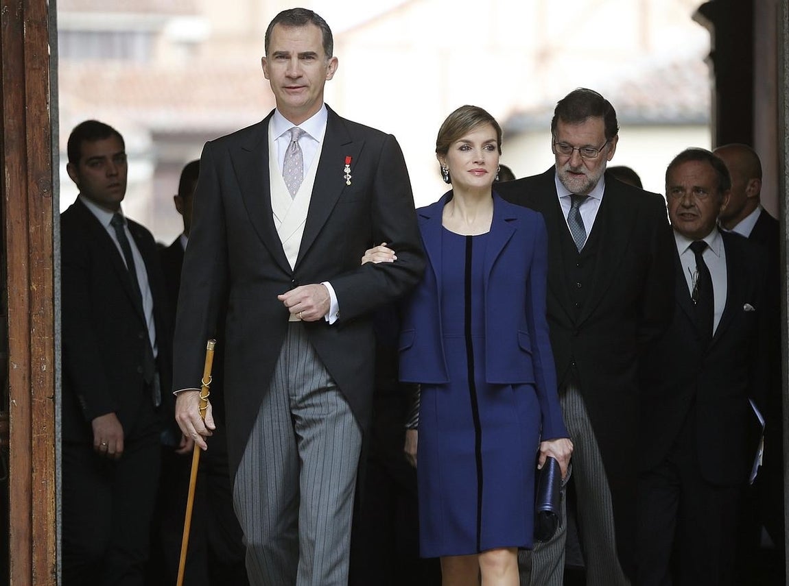 El Rey Felipe, la Reina Letizia y el presidente del Gobierno en funciones, Mariano Rajoy, a su llegada a la ceremonia de entrega del Premio Cervantes. 