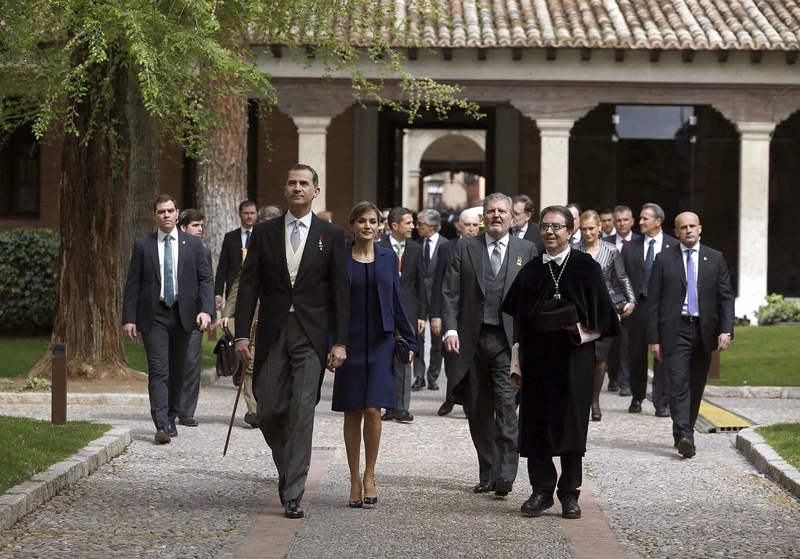 El Rey Felipe, la Reina Letizia y ministro de Educación en funciones, Íñigo Méndez de Vigo, a su llegada a la ceremonia de entrega del Premio Cervantes. 