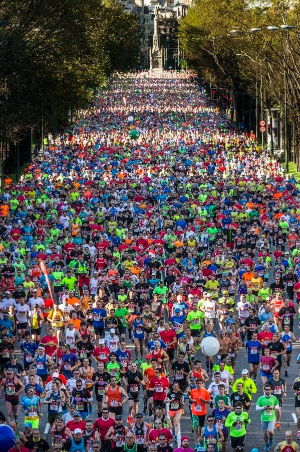 Los participantes del maratón de Madrid a su paso por el Paseo de la Castellana. 