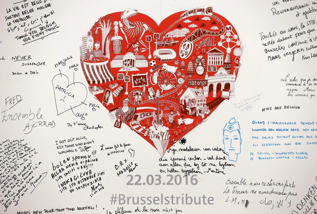 Un mural con mensajes de condolencia en la estación bruselense de Maelbeek