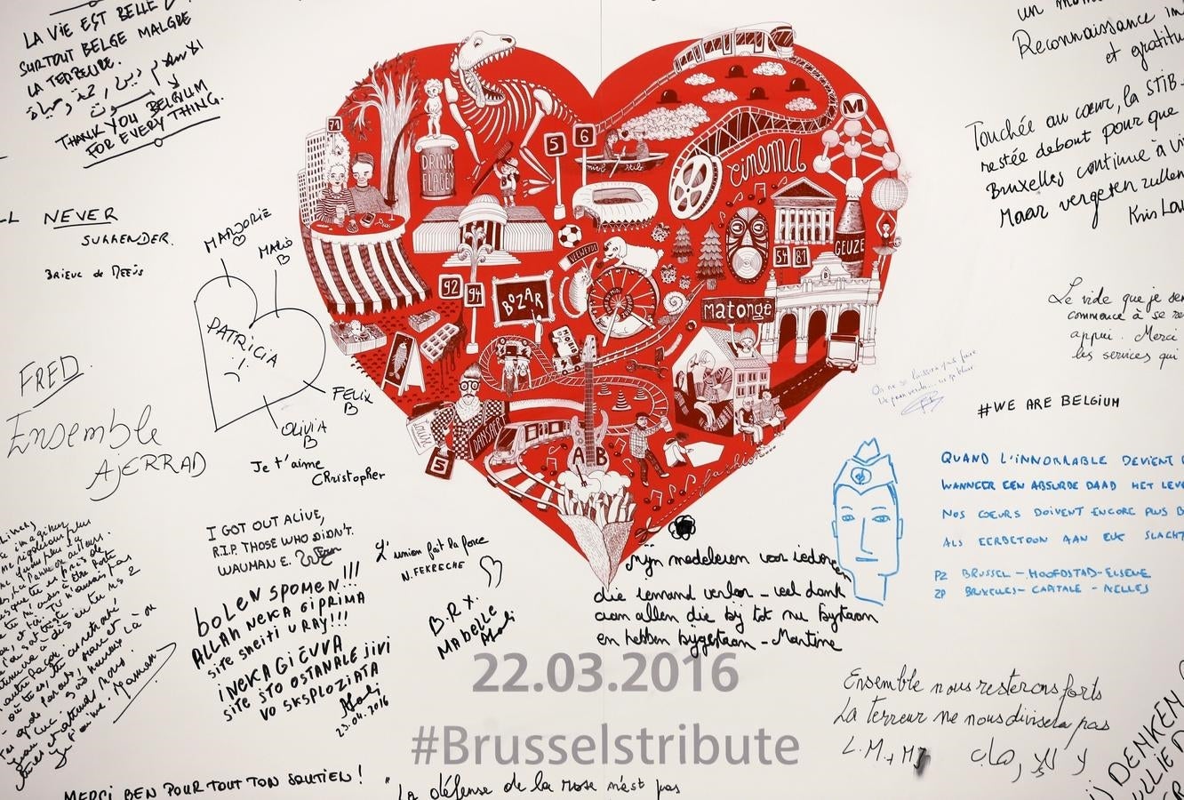 Un mural con mensajes de condolencia en la estación bruselense de Maelbeek