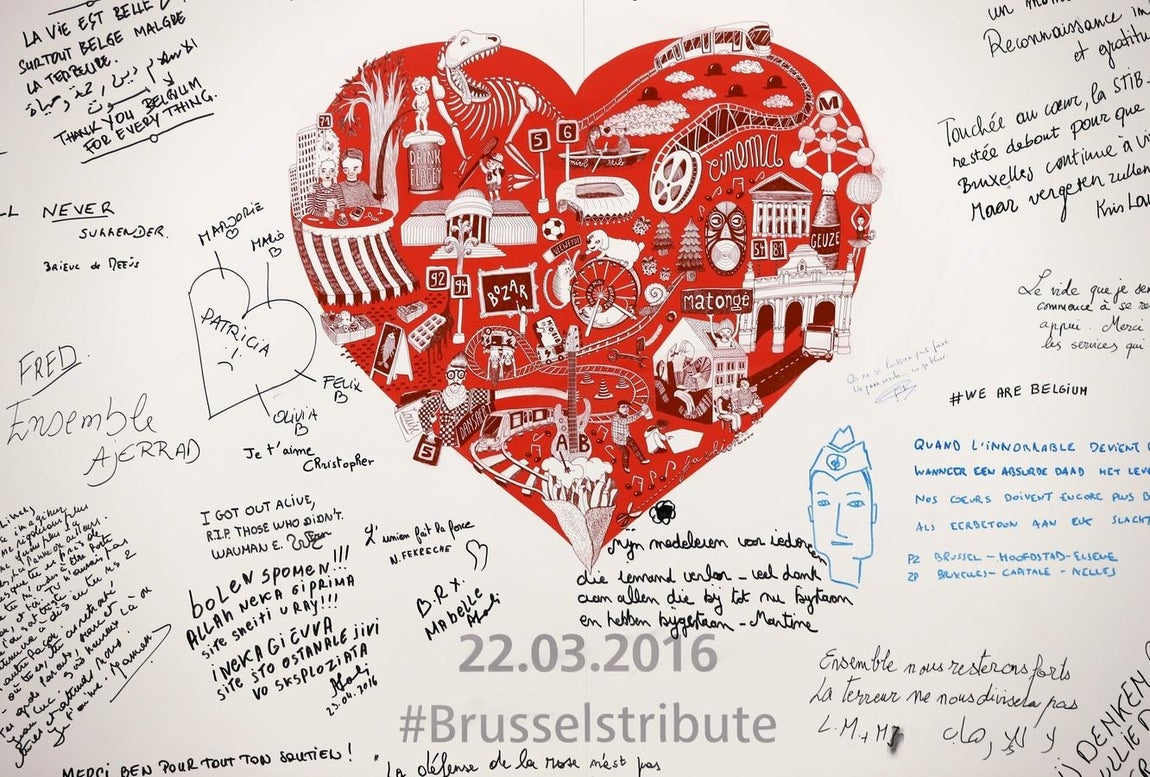 Un mural con mensajes de condolencia en la estación bruselense de Maelbeek. 