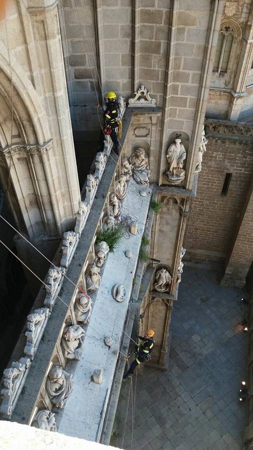 Los bomberos limpian la fachada de la catedral de Toledo