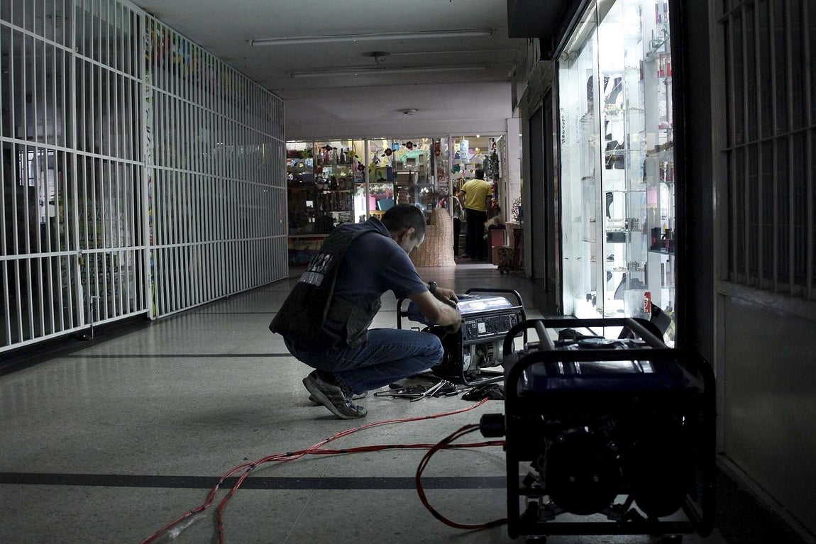 Un hombre utiliza un generador de luz durante el apagón en San Cristóbal, Venezuela. 
