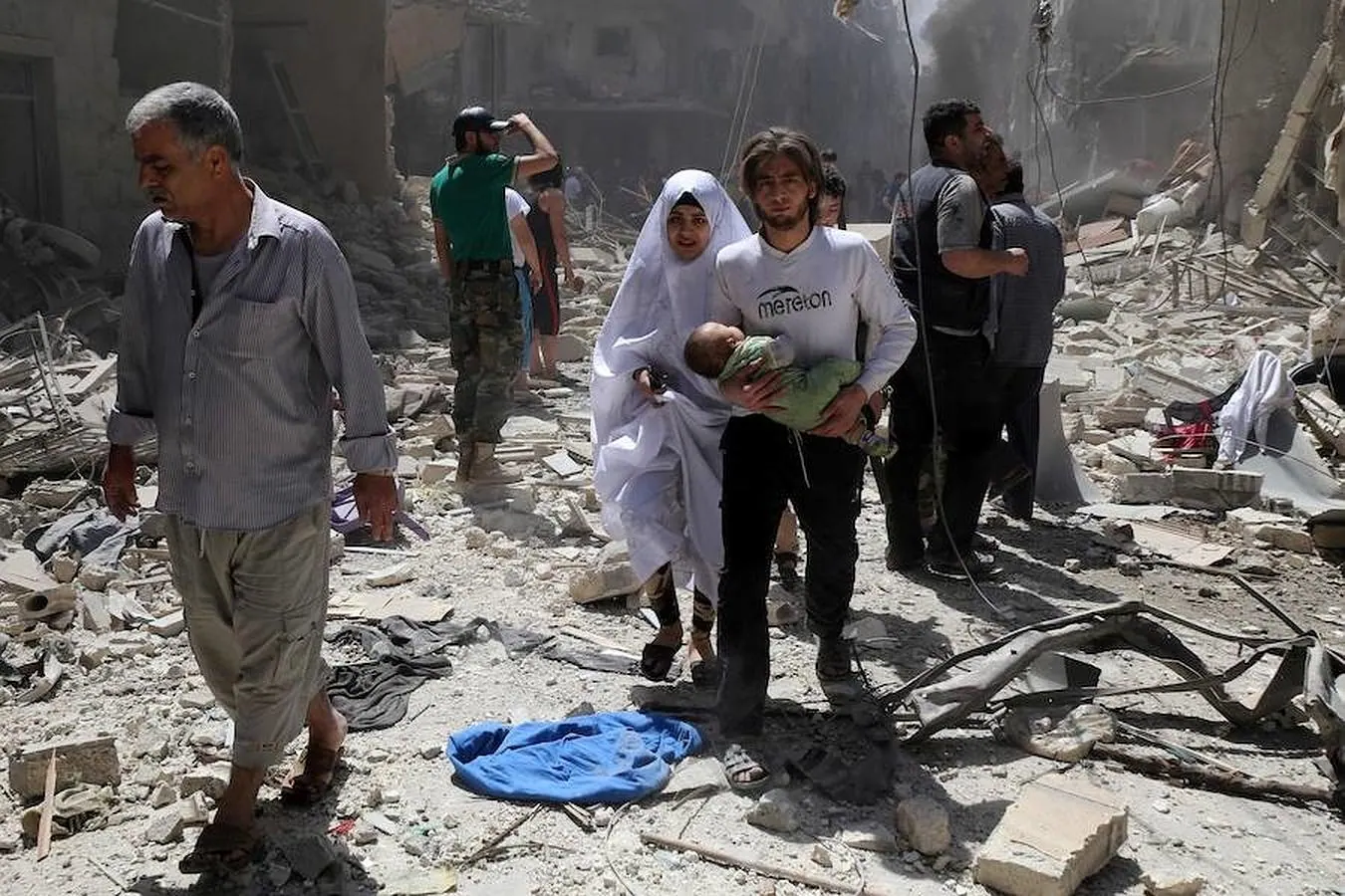 Varias famuilias sirias huyen del lugar del ataque. 