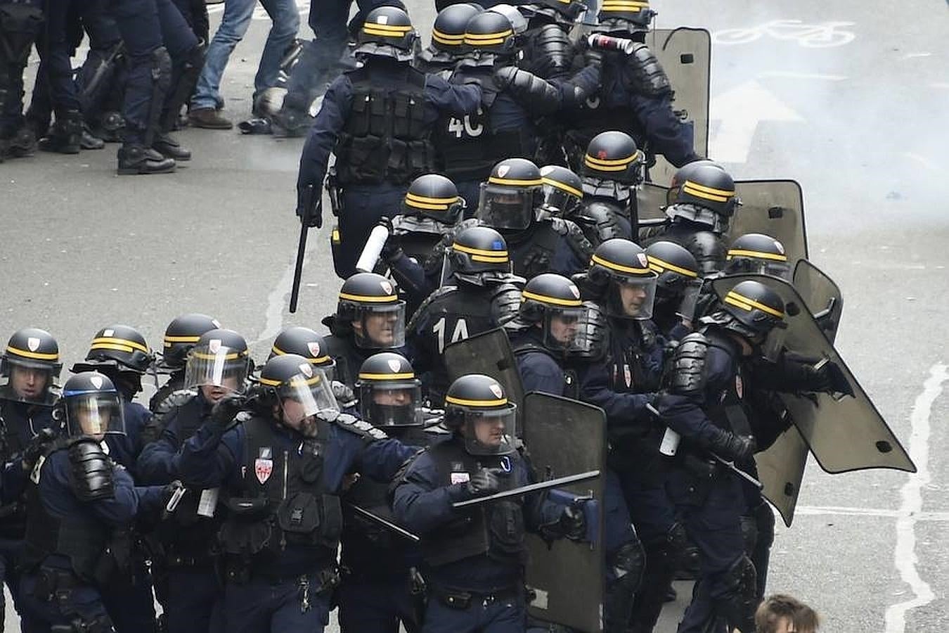 Los agentes han tenido mucho trabajo en las calles de París. 