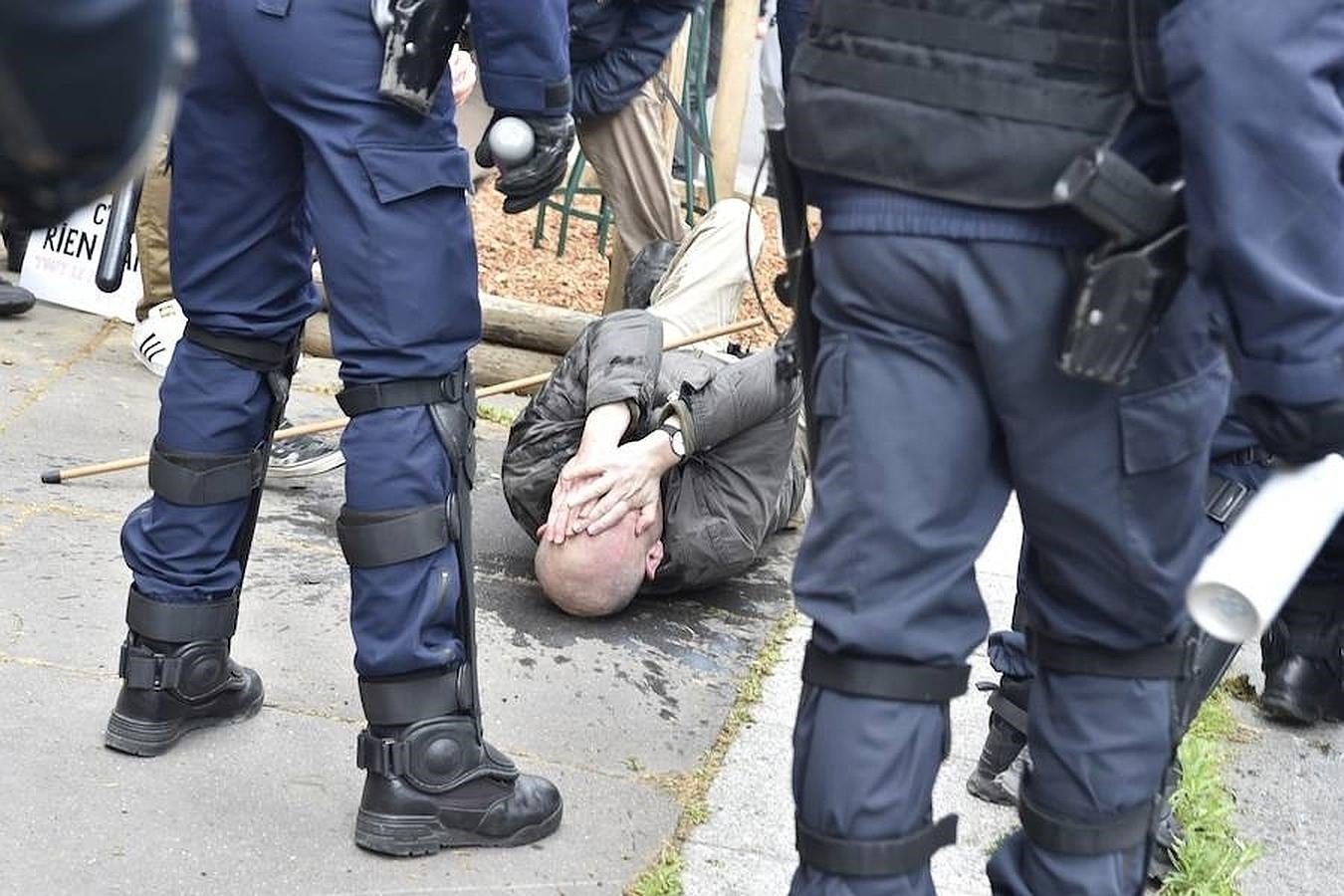 Un hombre herido yace en el suelo en París. 