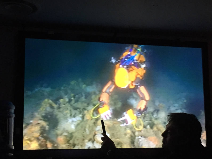 Los pilotos intercambian pareceres y datos de navegación y profundidad. 