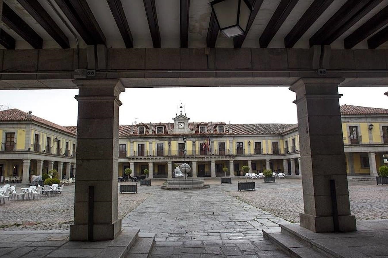 12. Vista de la fachada del Ayuntamiento de Brunete desde los soportales de la Plaza Mayor