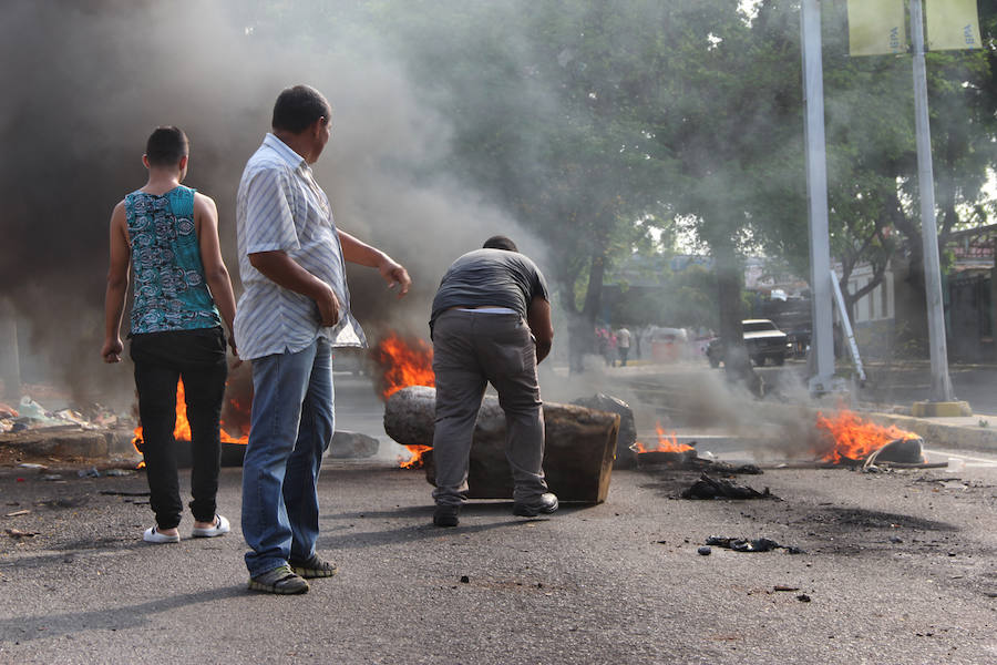 Protesta este martes en Maracaibo por los cortes de luz a causa de la sequía que sufre Venezuela. Los disturbios contra el racionamiento de la electricidad y la escasez se han extendido a varias ciudades del país. 