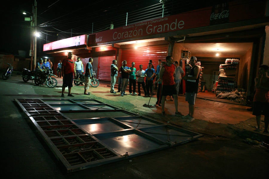 Panadería de Maracaibo (capital del estado de Zulia) saqueada el martes durante los disturbios que han provocado los cortes de luz y la escasez en varias ciudades de Venezuela. 