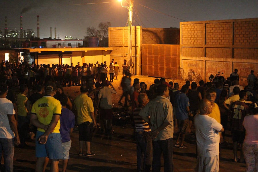 Manifestación en Maracaibo (estado Zulia) contra el racionamiento de la electricidad y la escasez de productos básicos, este martes. 