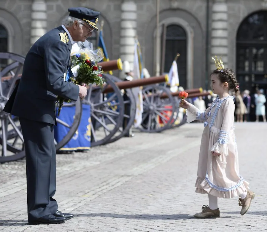Una niña vestida de princesa saluda al rey Carlos Gustavo
