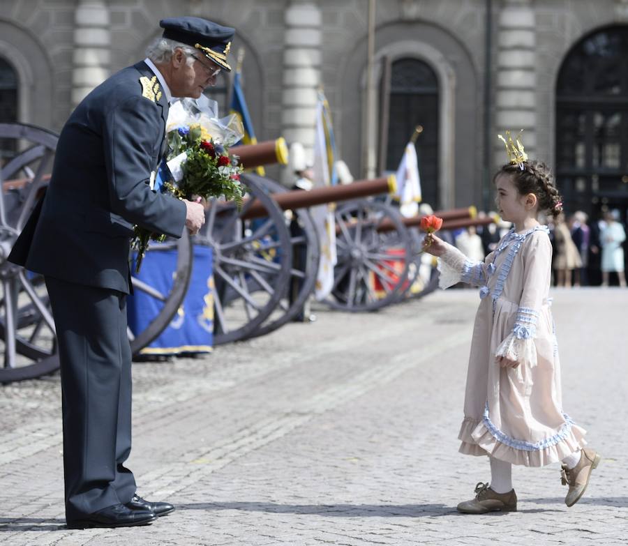 Una niña vestida de princesa saluda al rey Carlos Gustavo. 