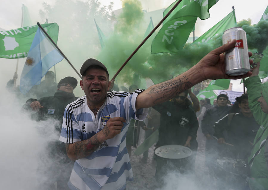 Un grupo de personas participa en la marcha convocada por los sindicatos de Argentina en Buenos Aires. 