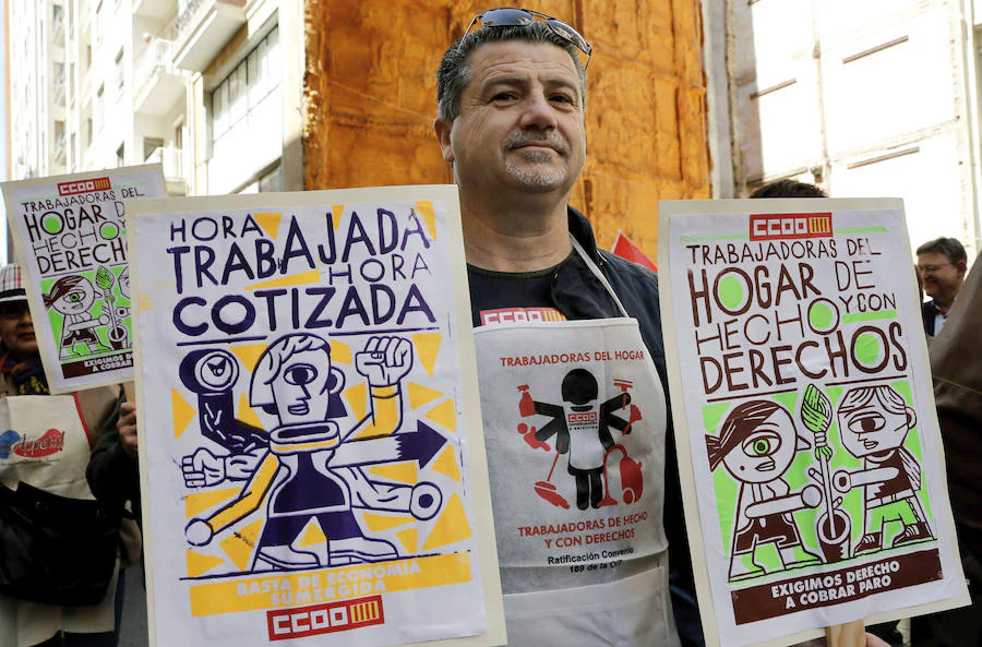Uno de los participantes en la manifestación celebrada en Valencia bajo el lema «Contra la pobreza salarial y social. Trabajo y derechos», con motivo del Primero de Mayo. 