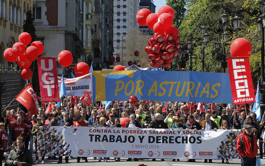 Pancarta de cabecera de la manifestación del Primero de Mayo en Oviedo, en la que han participado miles de personas para reivindicar políticas que acaben con la pobreza salarial y social y contra los recortes 