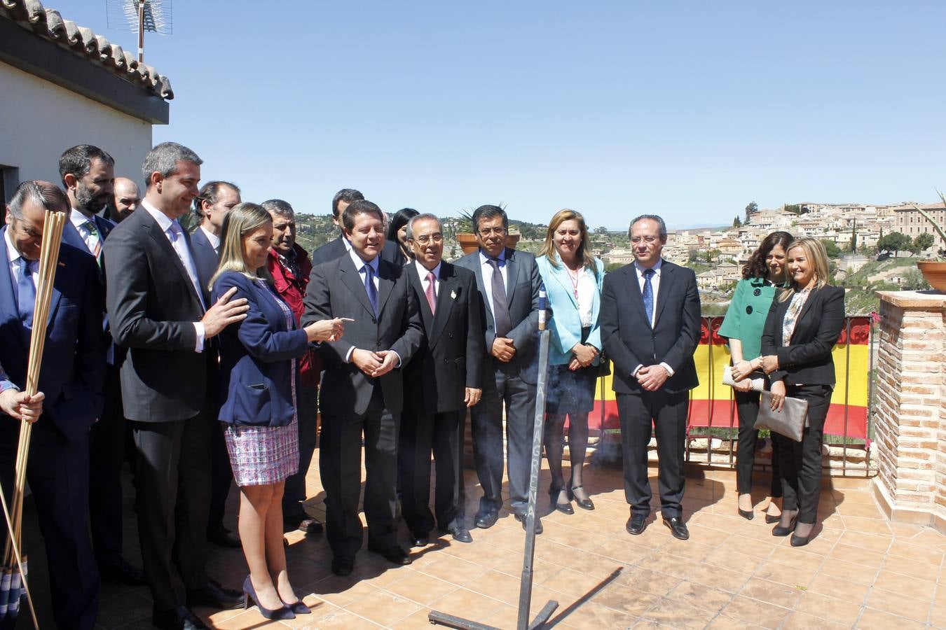 Las autoridades, en la terraza de la ermita. 