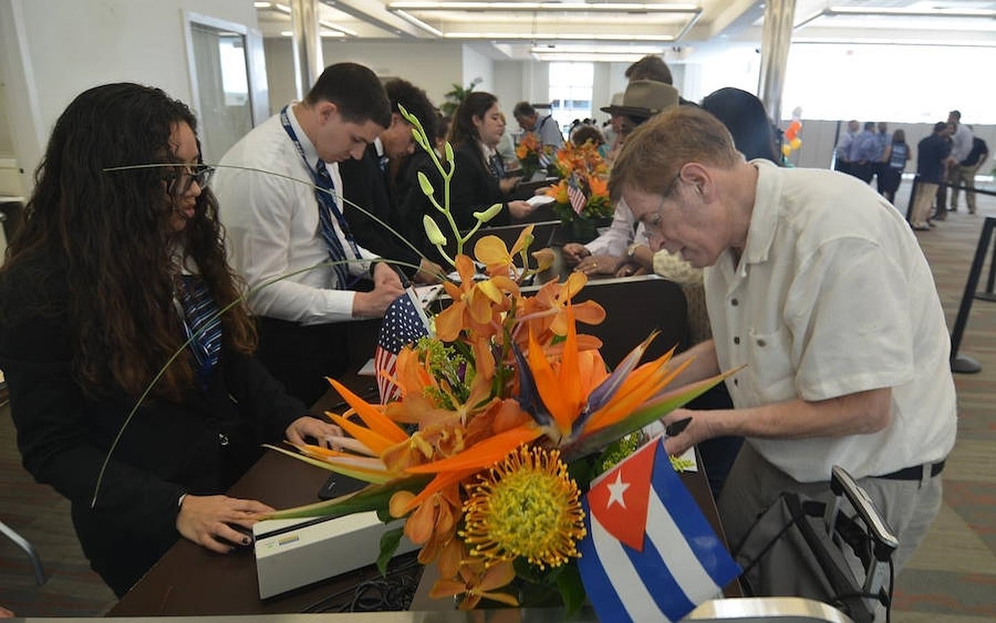 Pasajeros en el momento de abordar en el Adonia, en Miami  Beach, para realizar un crucero de siete días con parada en varios puntos de Cuba, convirtiéndose en el primer crucero turístico entre ambos países en los últimos cincuenta años . 