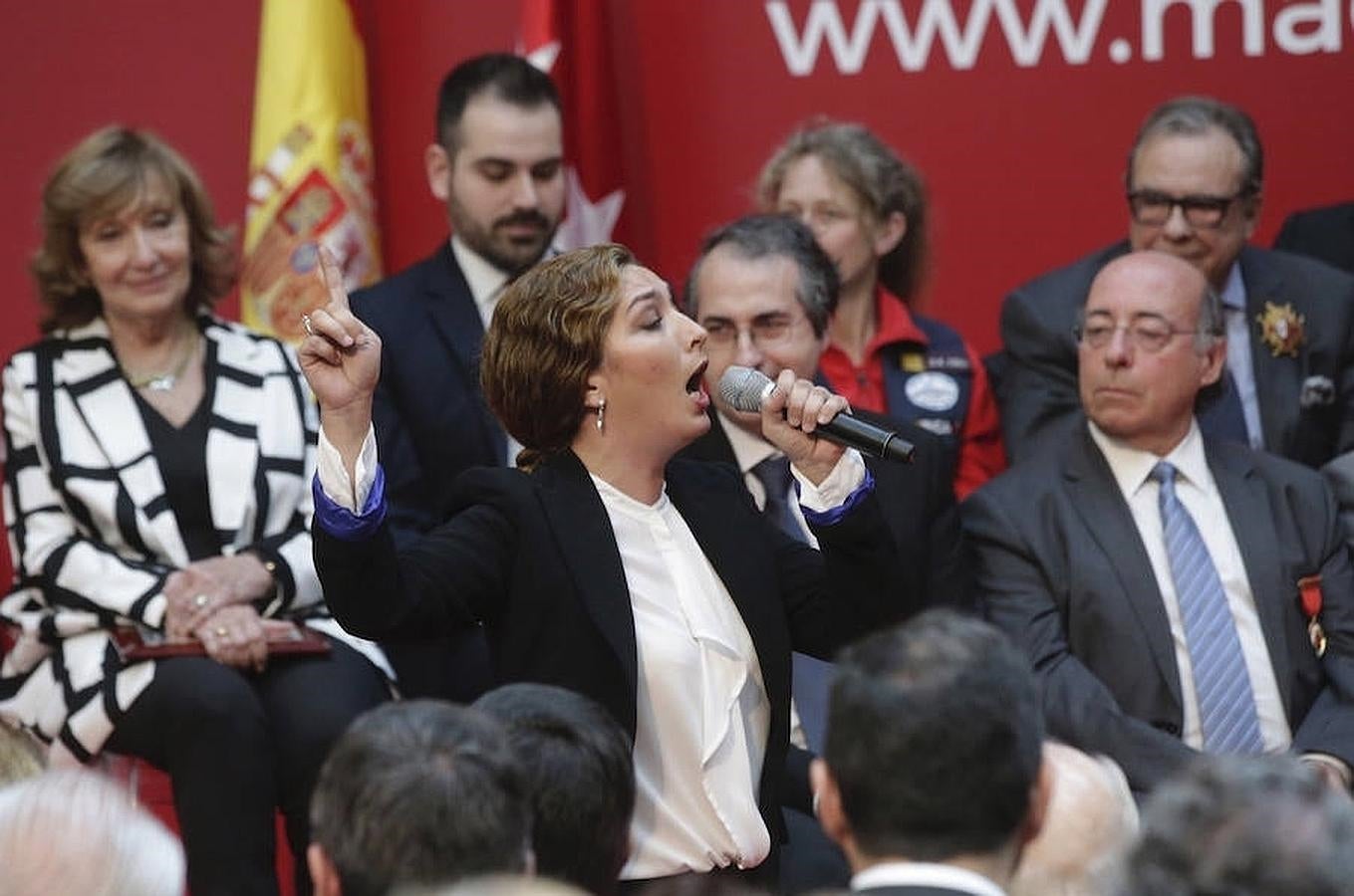 11. Estrella Morente ha actuado en la entrega de las medallas de la Comunidad de Madrid y grandes Cruces del Dos de Mayo