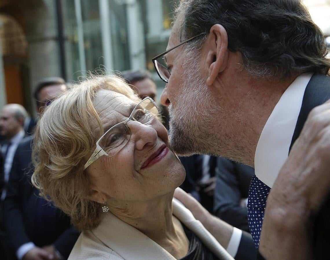 5. Manuela Carmena y Mariano Rajoy en el acto de entrega de las medallas de la Comunidad de Madrid y grandes Cruces del Dos de Mayo