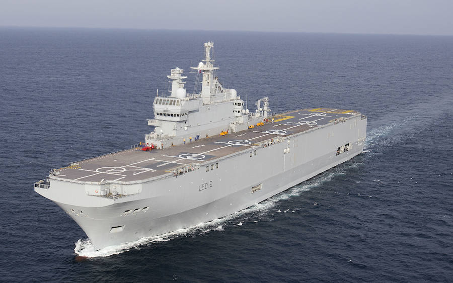 El buque portahelicópteros Dixmude tiene 199 metros de eslora. 